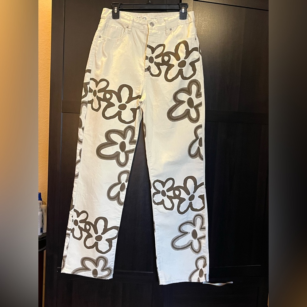 Floral print boyfriend jeans. Straight leg High rise Cream, brown. Cotton. 9/ 29 - Picture 3 of 12